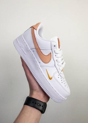 Шкіряні жіночі кросівки nike air force 1 essential peach. білі з персиковим2 фото