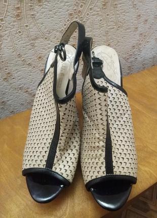 Босоніжки на підборах є обмін