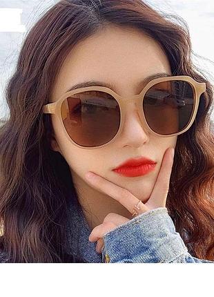 Стильні окуляри в красивій оправі карамельної