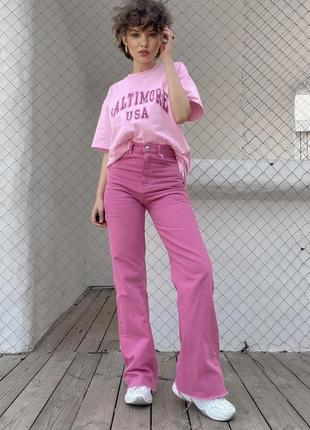 Широкие розовые джинсы zara. розовая футболка оверсайз.