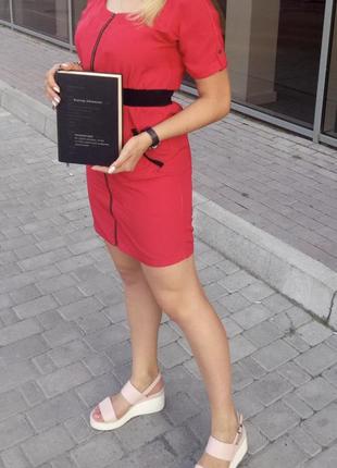 Червона сукня