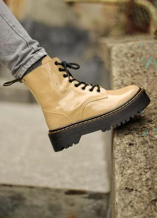 Dr.martens  beige patent демисезонные женские ботинки мартенс