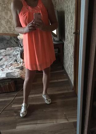 Платье летнее, украшено камнями swarovski