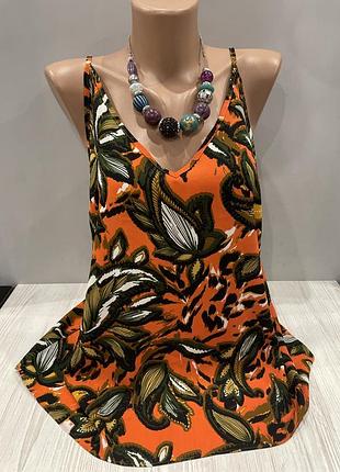 Яскрава красива майка