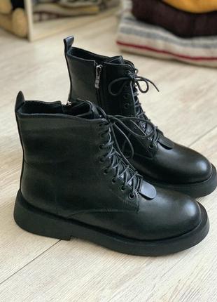 Короткі весняні чорні черевики5 фото