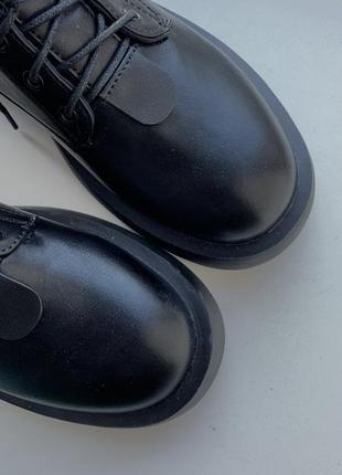 Короткі весняні чорні черевики9 фото