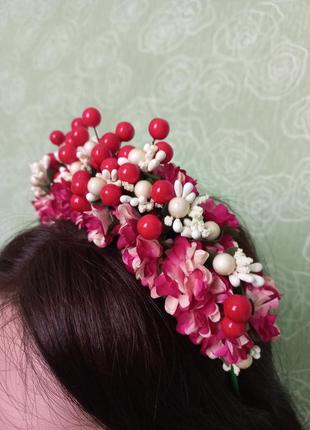 Український вінок з квітами та ягодами