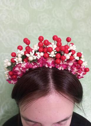 Український вінок з квітами та ягодами