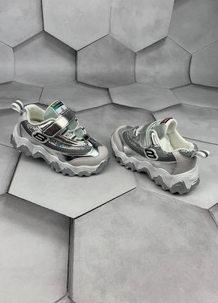 Трендовые кроссовки.