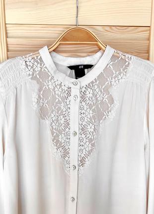 Ніжна блуза з перламутровими гудзиками