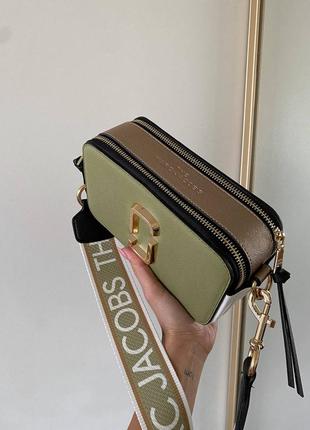 Marc jacobs snapshot olive/gold logo новинка женская оливковая сумочка хаки марк джейкобс тренд жіноча сумка хакі оливка3 фото