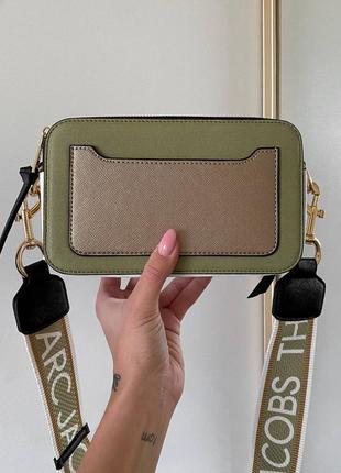 Marc jacobs snapshot olive/gold logo новинка женская оливковая сумочка хаки марк джейкобс тренд жіноча сумка хакі оливка4 фото