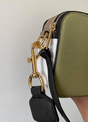 Marc jacobs snapshot olive/gold logo новинка женская оливковая сумочка хаки марк джейкобс тренд жіноча сумка хакі оливка7 фото