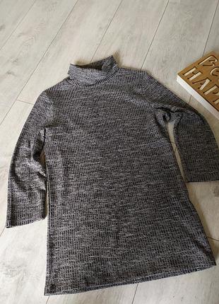 Гольф, водолазка в рубчик.