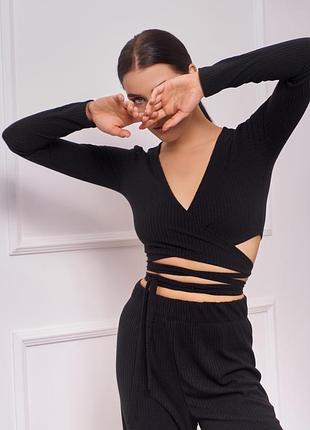 Чорний трикотажний костюм із топом на запах