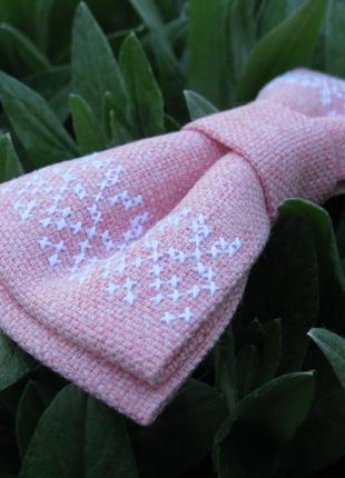 Розовый галстук-бабочка с вышивкой3 фото