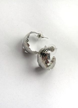 Рельефные серьги кольца в виде пера серебряного цвета. трендовые минималистичные серьги кольца!1 фото