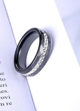 Черное керамическое кольцо с фианитами 16.5 р.