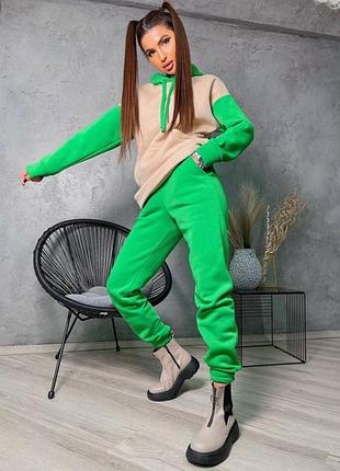 Жіночий спортивний костюм