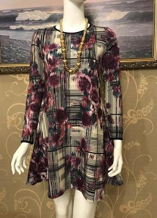 Очень красивое и стильное брендовое платье.