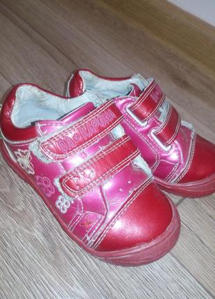 Лакированные туфли, красный шкаф!