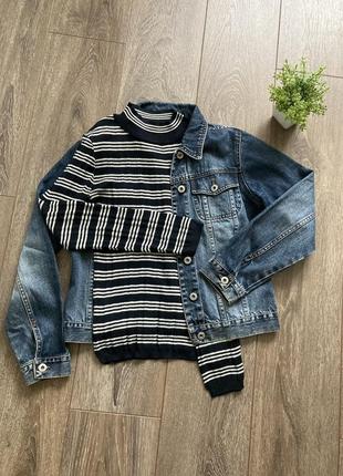 Темная синяя в тонкую белую полоску водолазка гольф