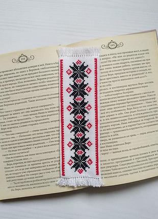Закладка для книги в украинском стиле с двусторонней ручной вышивкой.