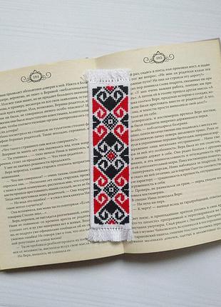 Закладка для книги в украинском стиле с двусторонней ручной вышивкой.