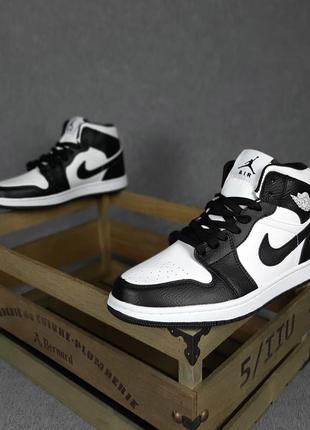 Жіночі кроссовеи nike air jordan 1