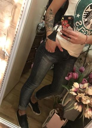 Стильні темно сині джинси з візерунком на кишенях