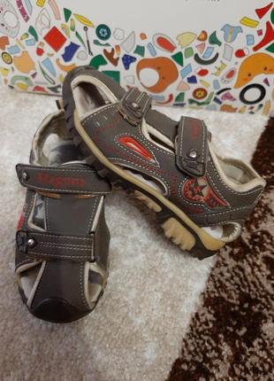 Босоножки с закрытыми носками