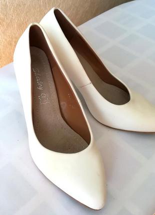 Білі човники, весільні. дуже зручні і красиві