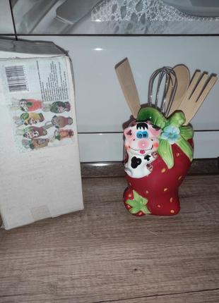 Керамическая подставка с кухонными принадлежностями