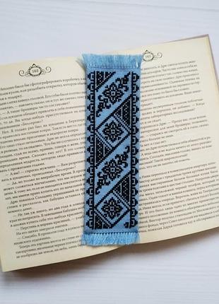 Закладка для книги в украинском стиле с двусторонней ручной вышивкой.