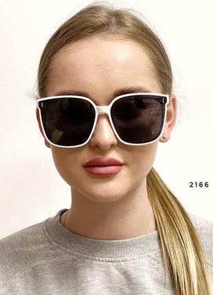 Сонцезахисні окуляри з чорними лінзами в білій оправе к. 21661 фото
