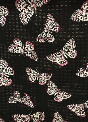 Дуже гарна і стильна брендовий блузка в метеликах.