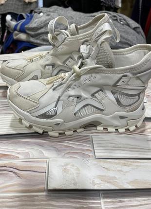 Фірмові кросівки