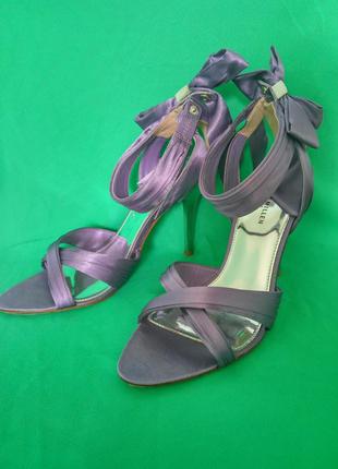 Нарядные фиолетовые атласные босоножки karen millen, серебряный каблук, банты, кожа, р.381 фото