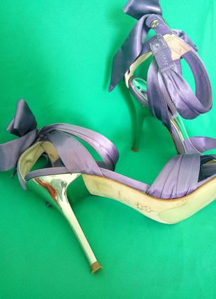 Нарядные фиолетовые атласные босоножки karen millen, серебряный каблук, банты, кожа, р.385 фото
