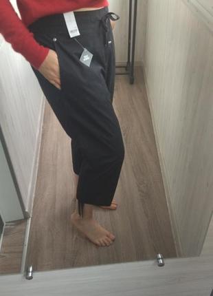 Укорочені штани внизу зав'язі