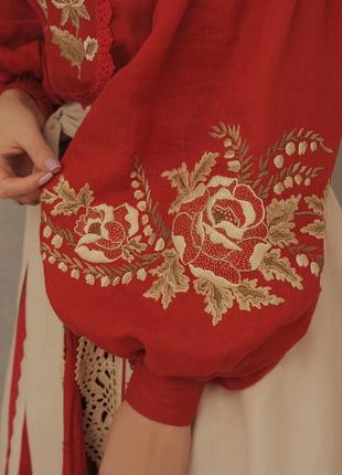 Комплект з ручною вишивкою «червона квітка»4 фото