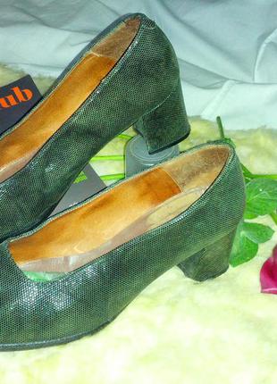 Зеленые замшевые туфли с лазерным напылением;39-40разм,стелька 26см,пр-во испания.