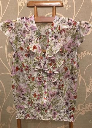 Очень красивая и стильная брендовая блузка в цветах.