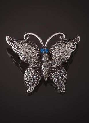 Брошь бабочка под капельное серебро серые камни синие глазки
