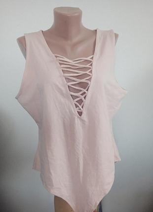 Боди бежевого,телесного цвета с красивым декольте