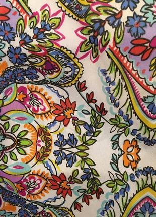 Дуже гарна і стильна брендовий блузка в квіточках.