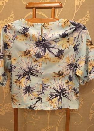 Очень красивая и стильная брендовая блузка в пальмах.2 фото