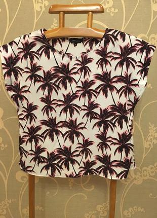 Очень красивая и стильная брендовая блузка в пальмах.2 фото