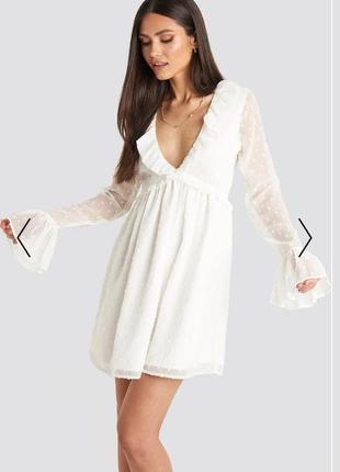 Дуже гарне біле плаття з рюшами воланчиками
