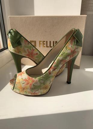 Прекрасные летние, яркие туфли, с нежным актуальным рисунком цветы2 фото